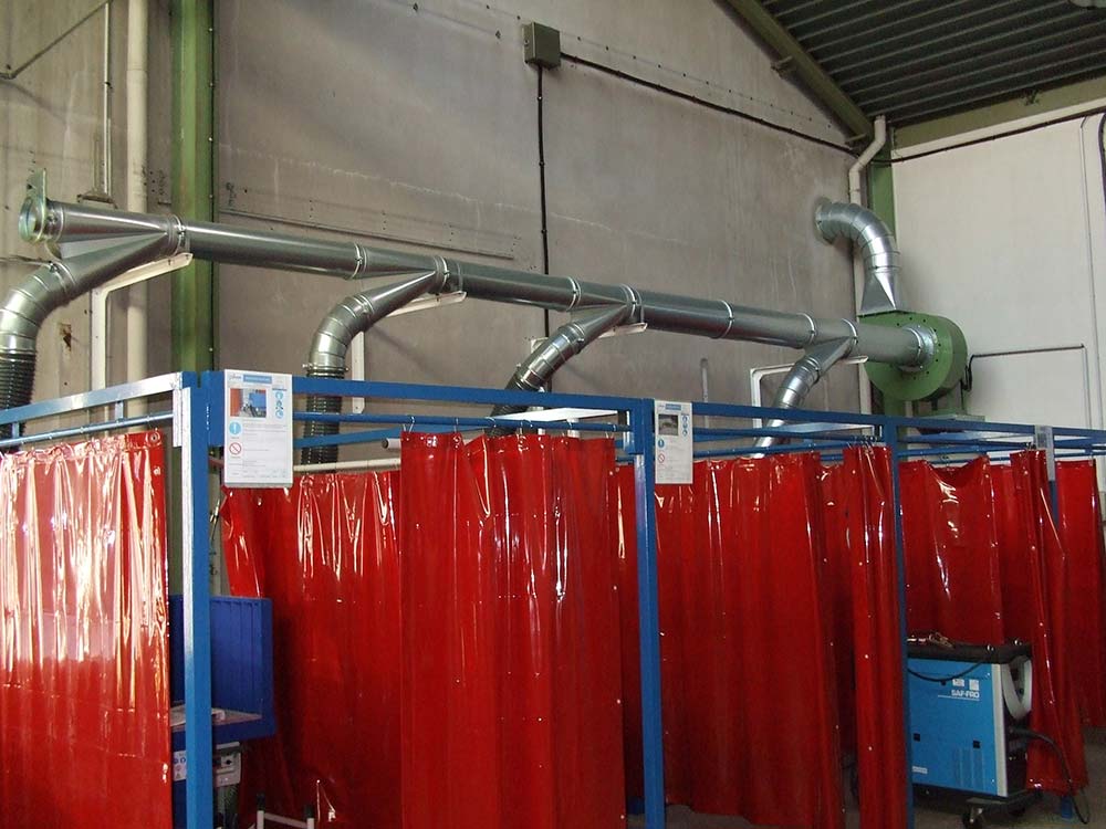 Reseau-aspiration-equipe-motoventilateur-avec-piquages-sur-box-de-travail
