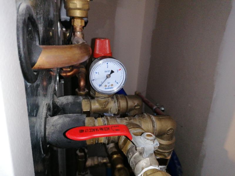 manomètre de chaudière indiquant une baisse de pression dans le réseau de chauffage