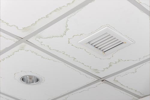 Taches au plafond : quelles sont les causes possibles ?